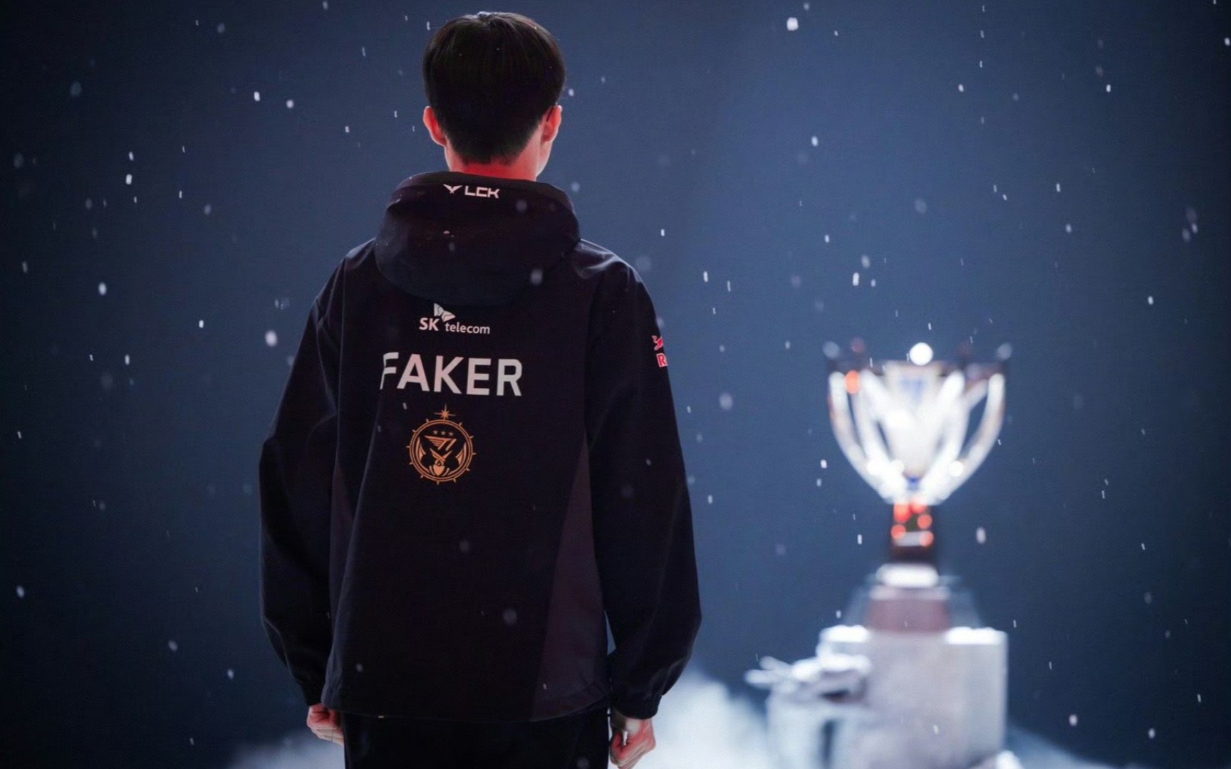 LNG Esports 的首发阵容今天：上路选手 ZIKA ，中路选手 haichao ，下路选手 Photic